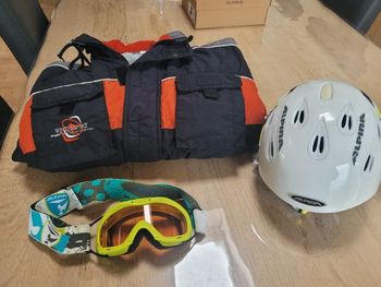 Lot de ski (combinaison 10 ans + casque alpine et lunettes)