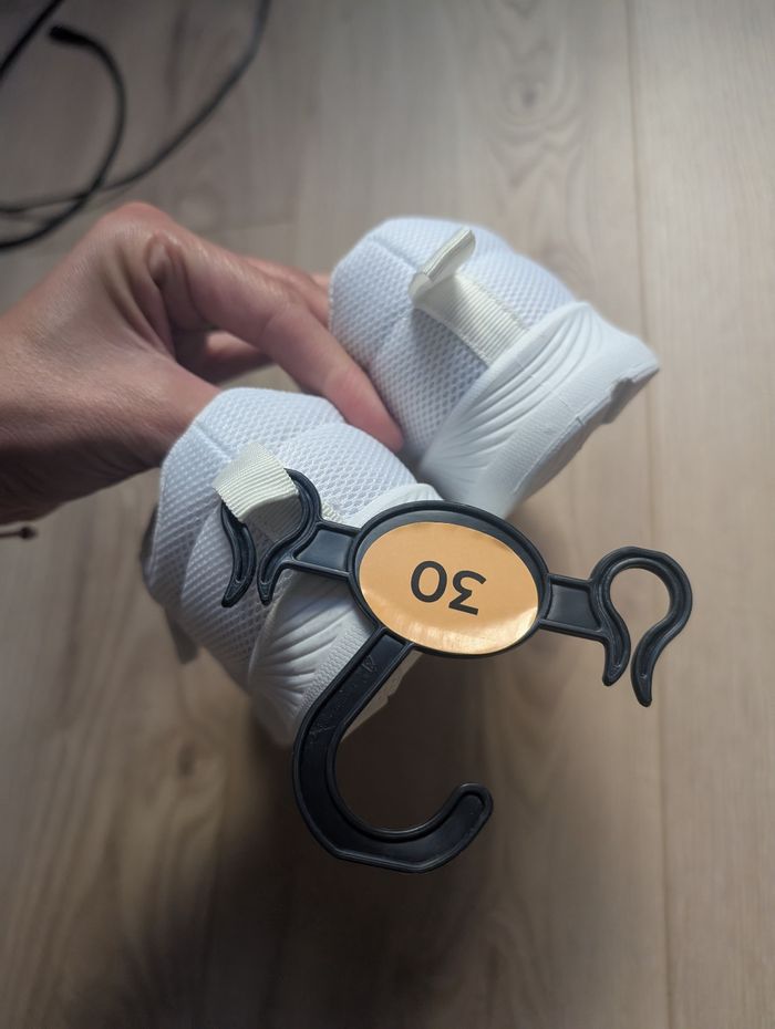 Baskets blanches pointure 30 Neuves étiquette - photo numéro 4