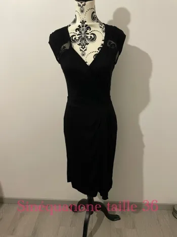 Robe noire élégante Sinéquanone taille 36 à dentelle mi longue