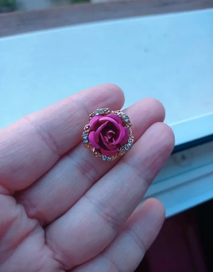 Boucles d'oreilles femme en forme de rose fushia - photo numéro 2