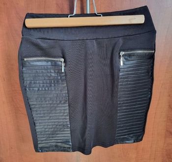 Jupe noir avec un effet faux cuir 36-38
