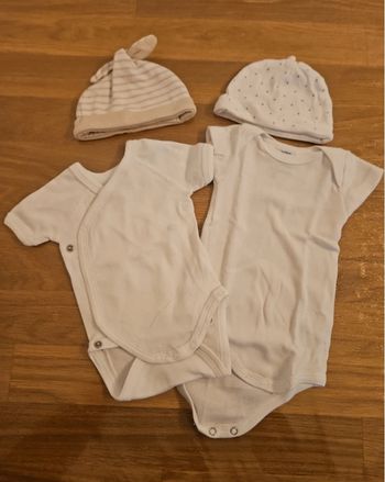 Lot de 2 body petit bateau 1 mois + 2 bonnets sans marque