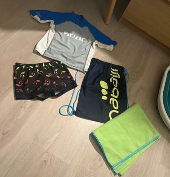 Maillot de bain / tee shirt anti uv soleil / serviette & petit sac enfant