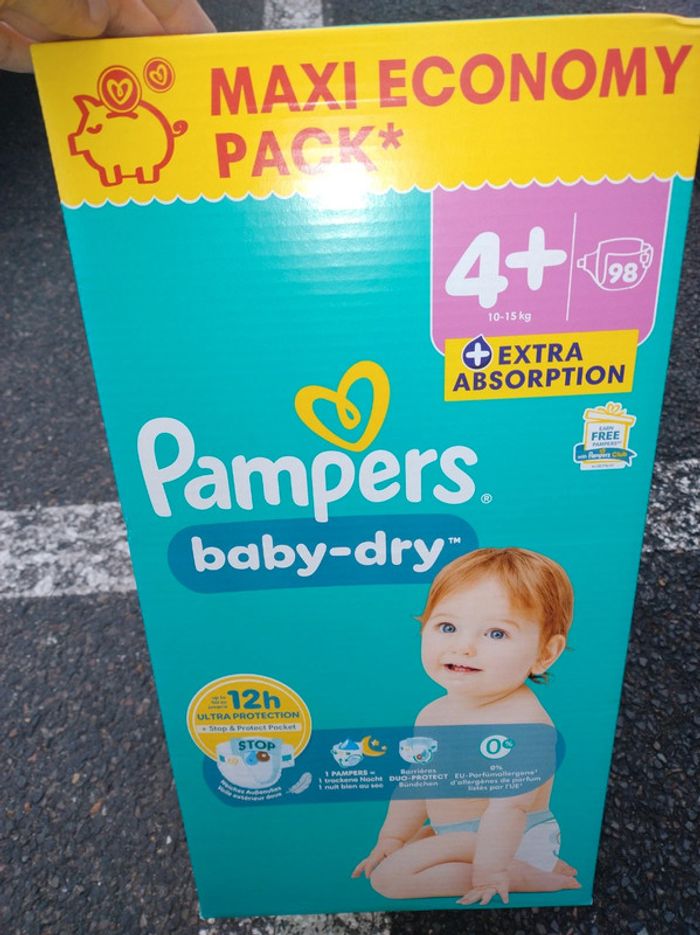 Pack de 98 couches Pampers baby dry taille 4+ neuf