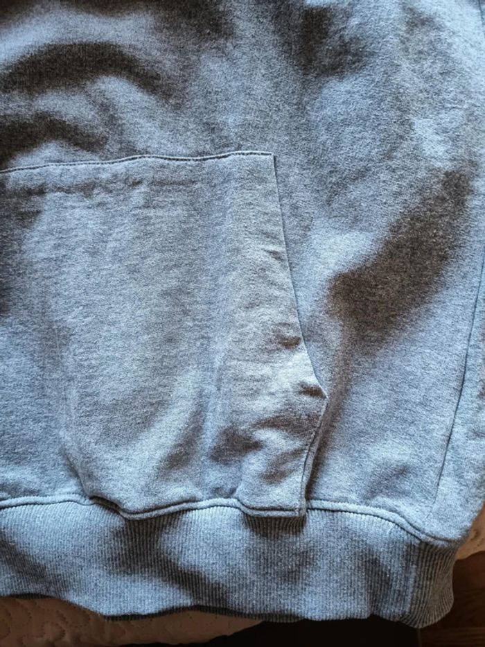 Sweat shirt. Fin . Marque Svrn code. - photo numéro 2