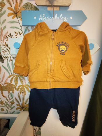 Ensemble marine et jeune 
