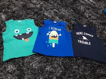 Lot de 3 t-shirts / débardeur sans manche - 12 mois