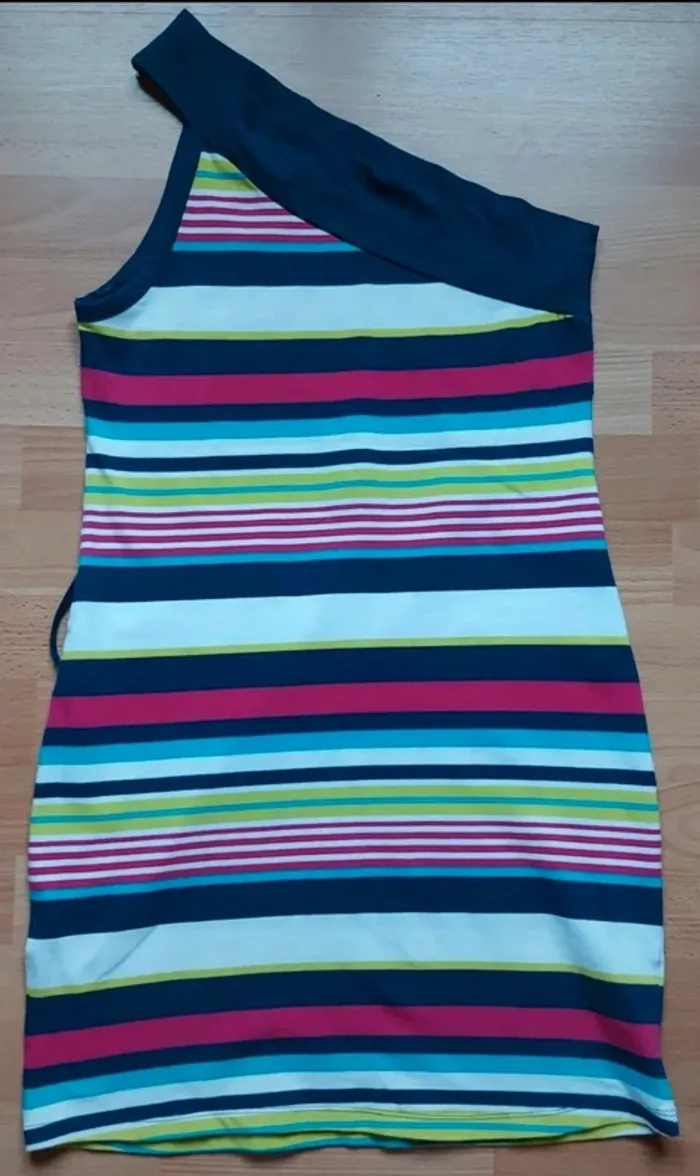 Robe asymétrique lignée multicolore