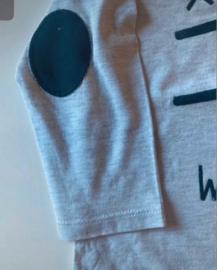 T-shirt / Sous pull manches longues TRÈS BON ÉTAT pour garçon taille 24 mois couleurs gris et noir - photo numéro 3