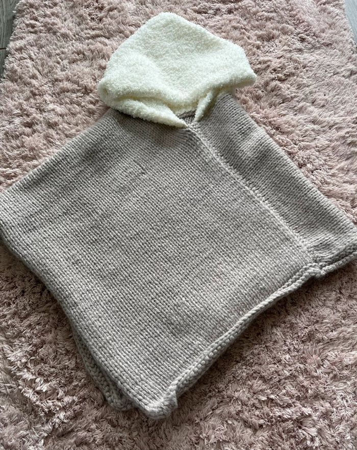 Poncho fait main avec Laine très douce au niveau de la capuche 2 ans