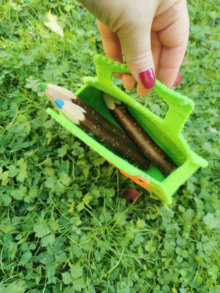 Petit sac en feutrine vert avec les gros crayons de clouleur - photo numéro 6