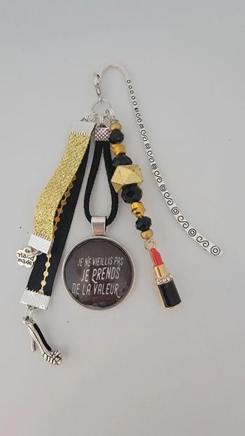 Cadeau humour, bijoux de sac ou marque page " je ne vieillis pas, je prendscde la valeur"