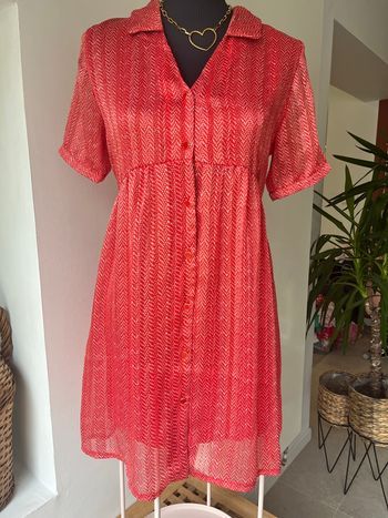 Robe printanière rouge à liseré or 