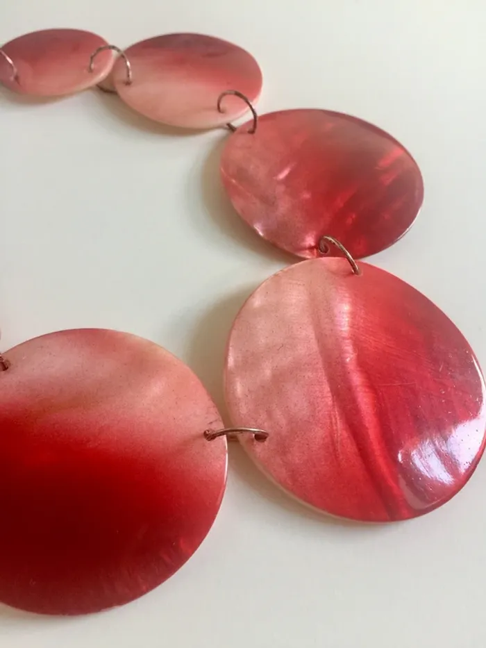 Collier court rouge