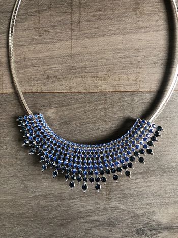 Très beau collier strass bleus neuf