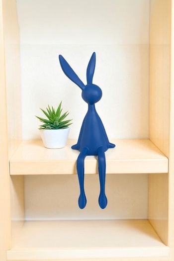 Statue déco design lapin assis – Bleu – 28 cm