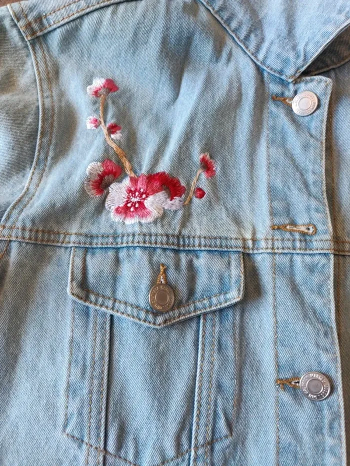 Veste en jean avec broderies - photo numéro 3