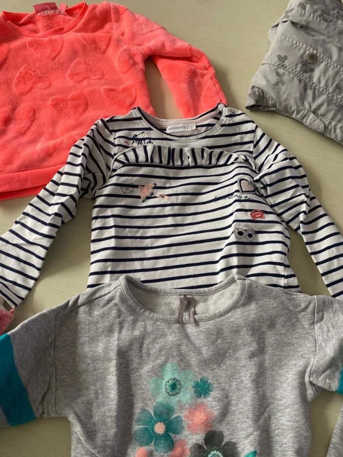 Lot filles 3 pulls et 4 tee shirt - photo numéro 6