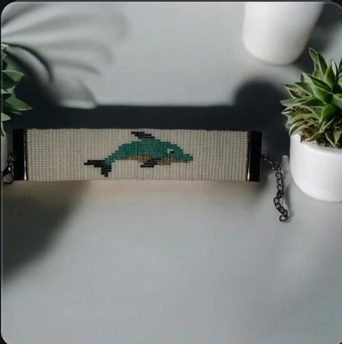 Bracelet dauphin fait avec des petites perles en très bon état - photo numéro 2