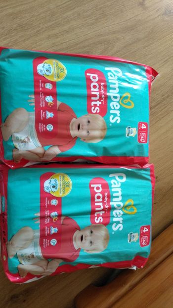 lot de deux paquets de couches Pampers pants taille 4 .