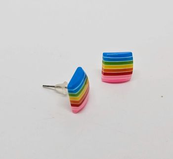 Paire de boucles d'oreilles.
Neuve. Multicolore 1