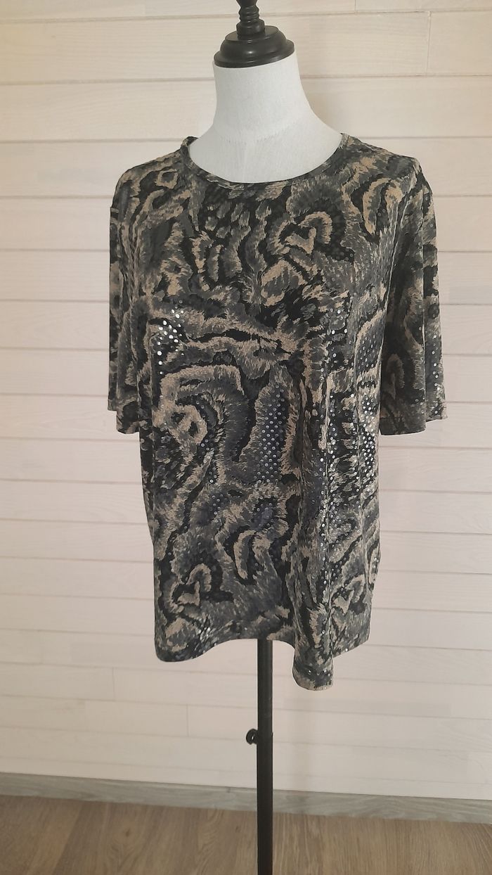 Haut imprimé avec sequins.
