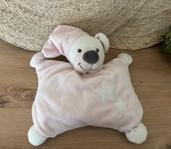 Doudou ours bonnet rose étoile blanche grelot bout’chou Monoprix