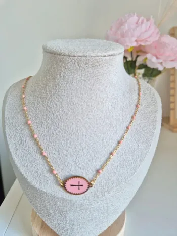 Collier style gigi dorée en acier inoxydable
🌸 perles résines rose clair médaille croix