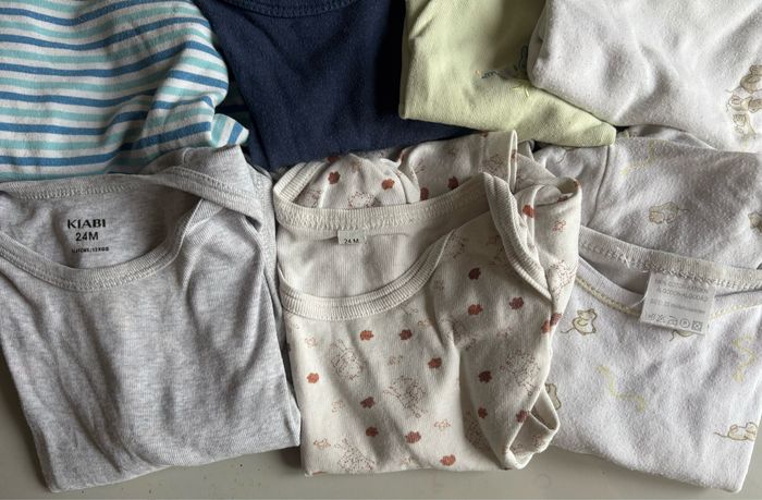 Lot 11 bodys manches courtes tachés 24 mois - photo numéro 4