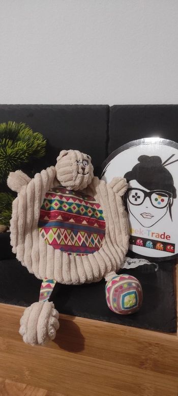 Globe trotoys Maboul le chat doudou plat beige vert rose bleu losange rond