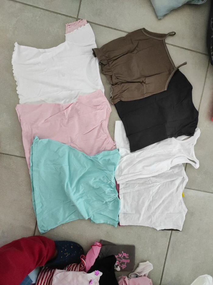 Lot de 5 tee shirts , 2 débardeurs et 1 bas taille 4 ans - photo numéro 2