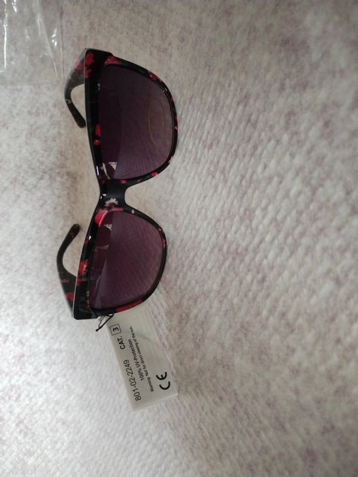 Superbe paire de lunettes de soleil  Jennyfer uv 400 - photo numéro 10
