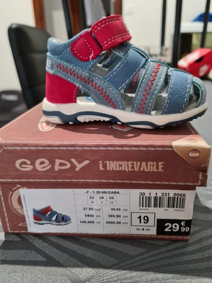 Sandale increvable porté 1 fois parfait état