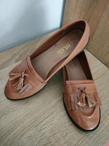 👞 Mocassins à pompons vernis caramel