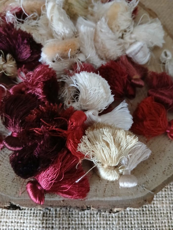 Lot de 50 glands pompons crème beige bordeaux blanc - photo numéro 2