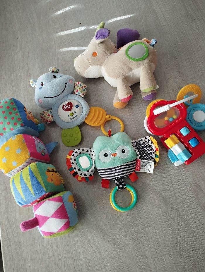 Lot jouets bébé