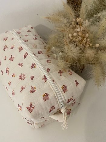 Trousse de toilette matelassée en gaze de coton crème avec fleurs roses