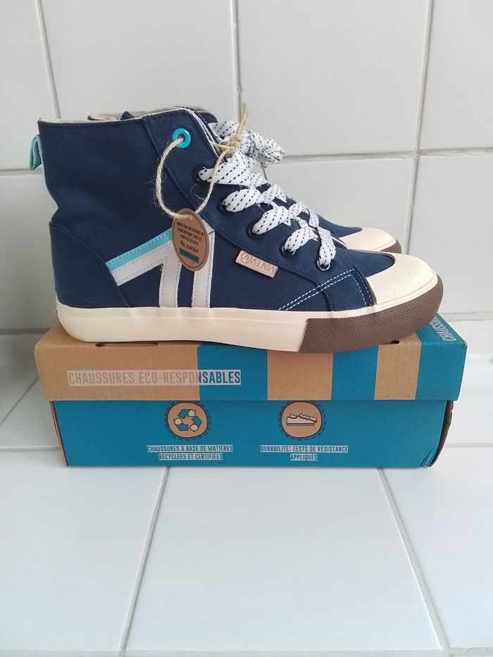 Paire de baskets montantes. Fermeture éclair et lacets.