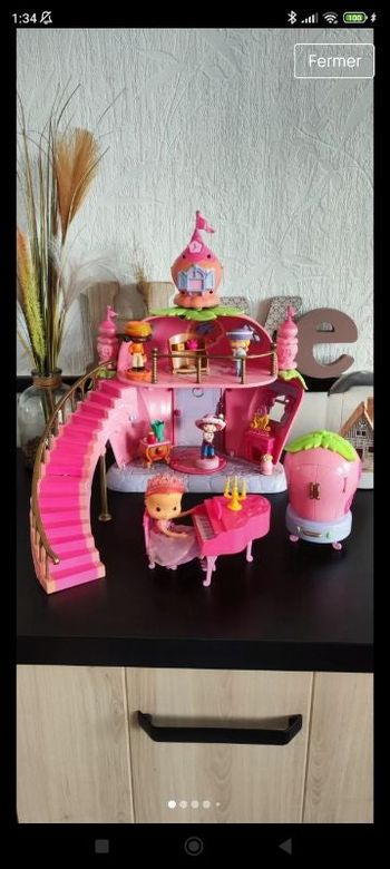 Gros lot de château princesse charlotte aux fraises 3 figurines accessoires et 1 poupée cadeau
