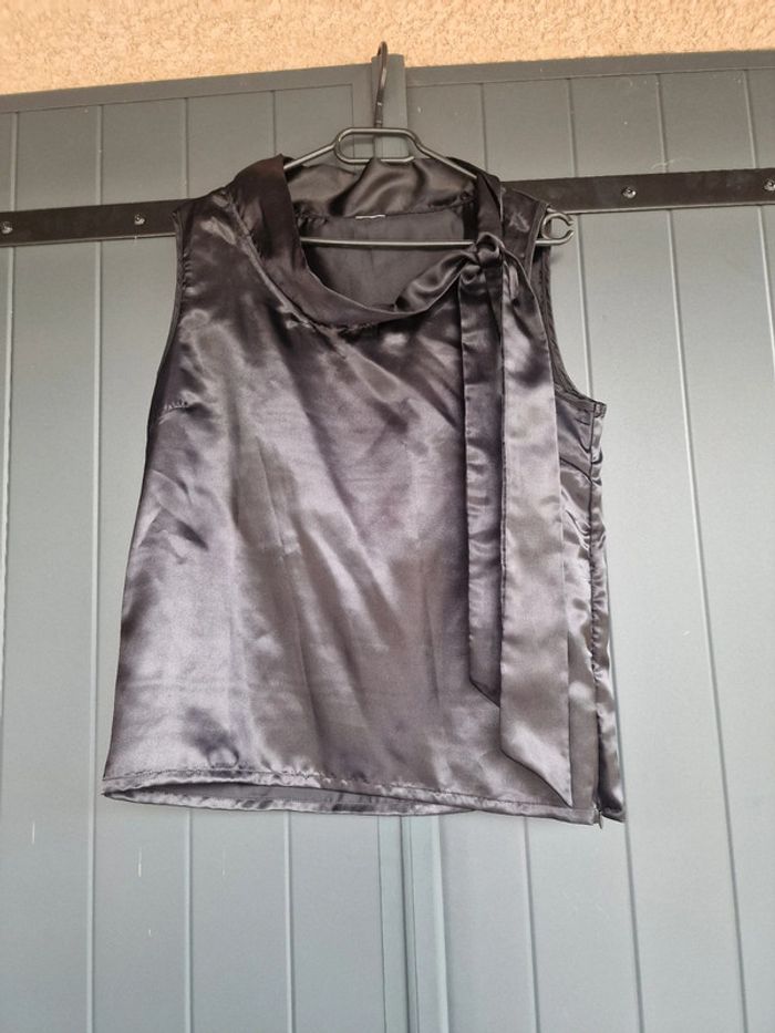 Blouse noire effet satin avec col lavallière - photo numéro 2
