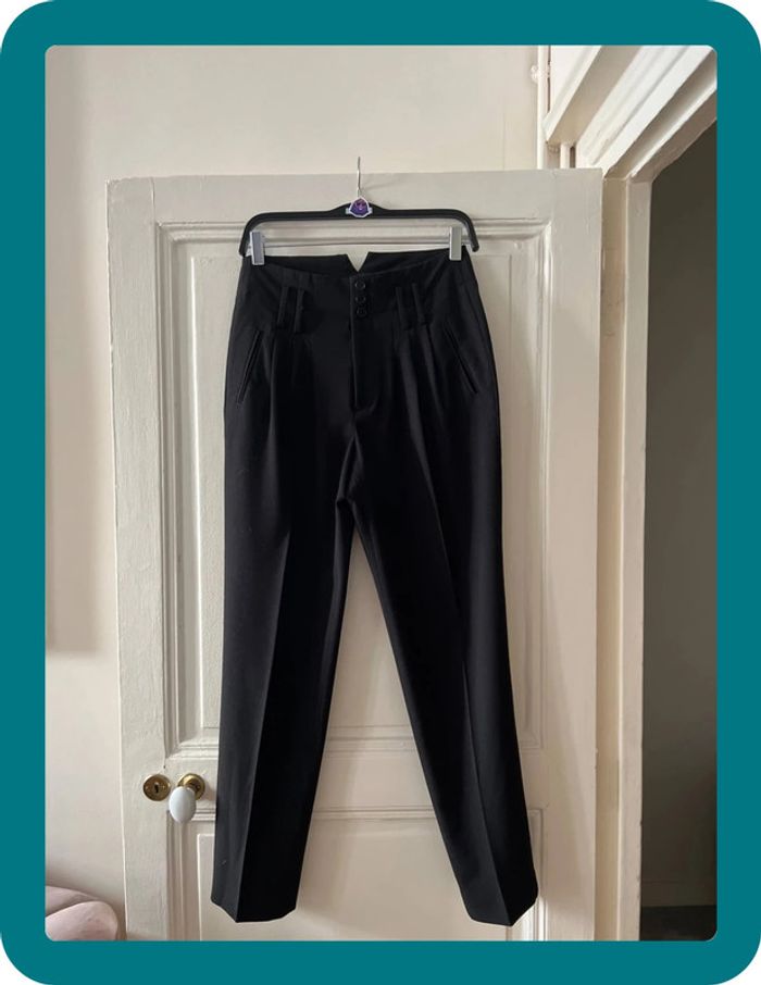 Pantalon taille haute forme carotte à pinces noir - BCBGmaxazria