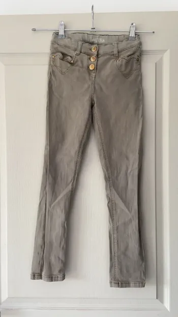 Jean, taille neuf ans
