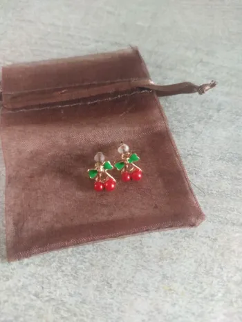 Boucle d'oreille cerise