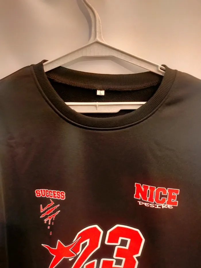 Sweat noir a motifs rouge taille L - photo numéro 3