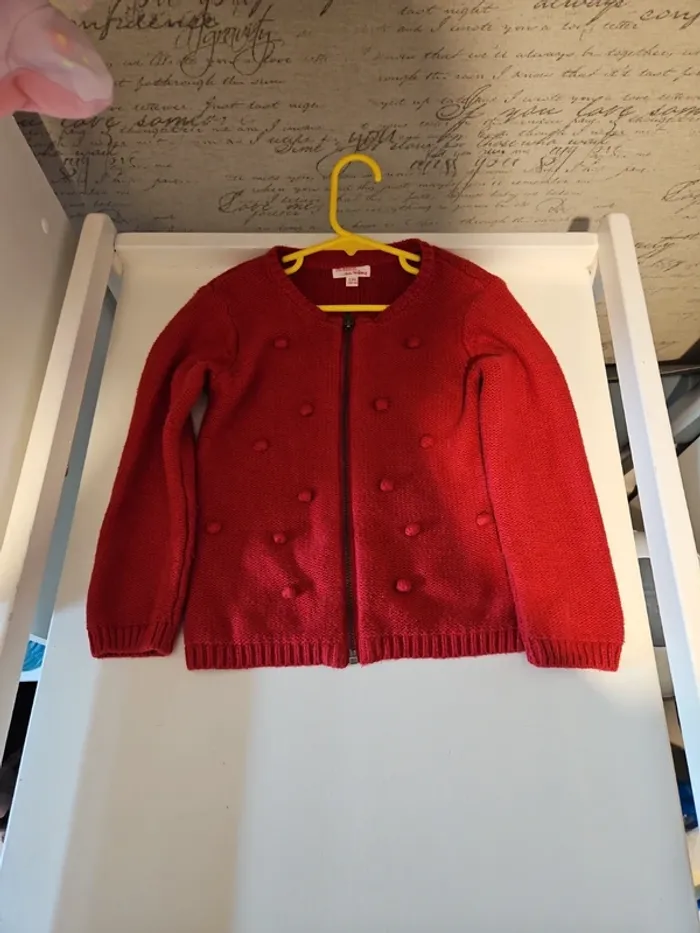 Gilet rouge avec pompons