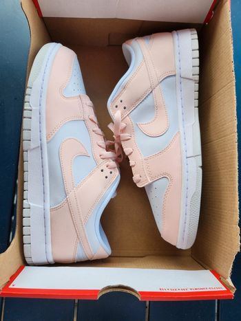 Nike dunk low Taille 43 neuves blanc corail