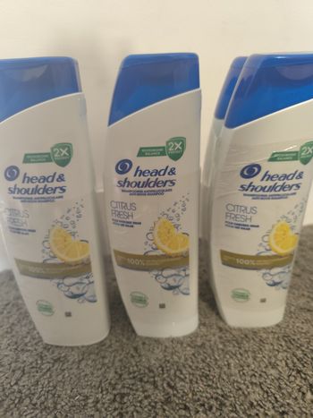 Shampooing head &shoulders 