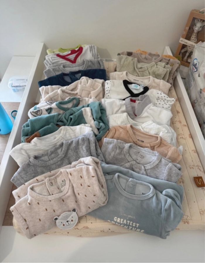 Lot de pyjamas en 1 mois - photo numéro 2