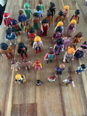 Lot de 37 personnages playmobil