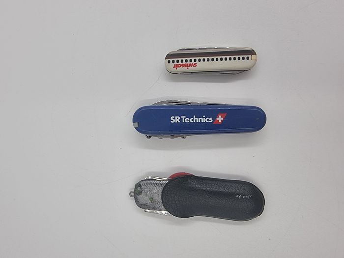 Lot de 3 couteaux suisses dont deux Victorinox